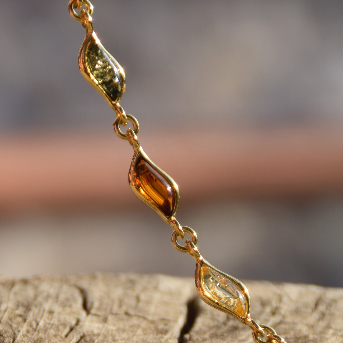 Lineares, verstellbares Armband mit natürlichen Bernsteinen in verschiedenen Farbtönen und 18 Karat vergoldetem Silber, MJ Baltica, BZB055