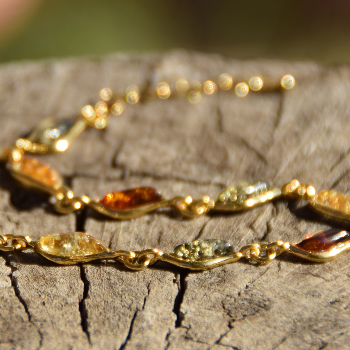 Lineares, verstellbares Armband mit natürlichen Bernsteinen in verschiedenen Farbtönen und 18 Karat vergoldetem Silber, MJ Baltica, BZB055