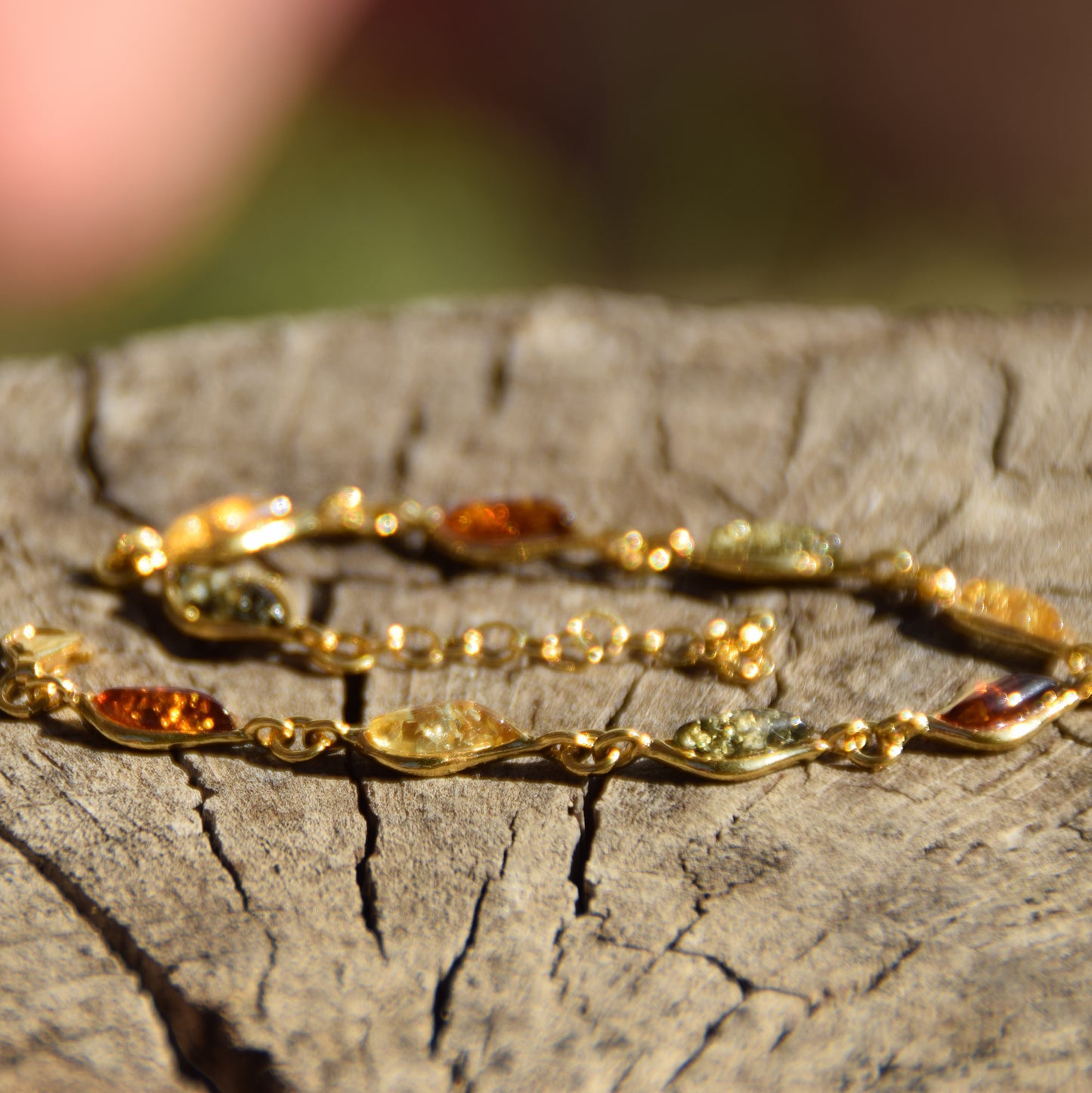 Lineares, verstellbares Armband mit natürlichen Bernsteinen in verschiedenen Farbtönen und 18 Karat vergoldetem Silber, MJ Baltica, BZB055