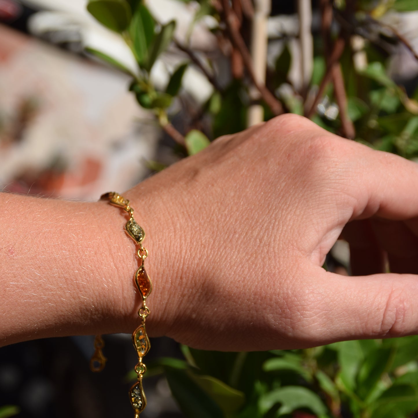 Lineares, verstellbares Armband mit natürlichen Bernsteinen in verschiedenen Farbtönen und 18 Karat vergoldetem Silber, MJ Baltica, BZB055