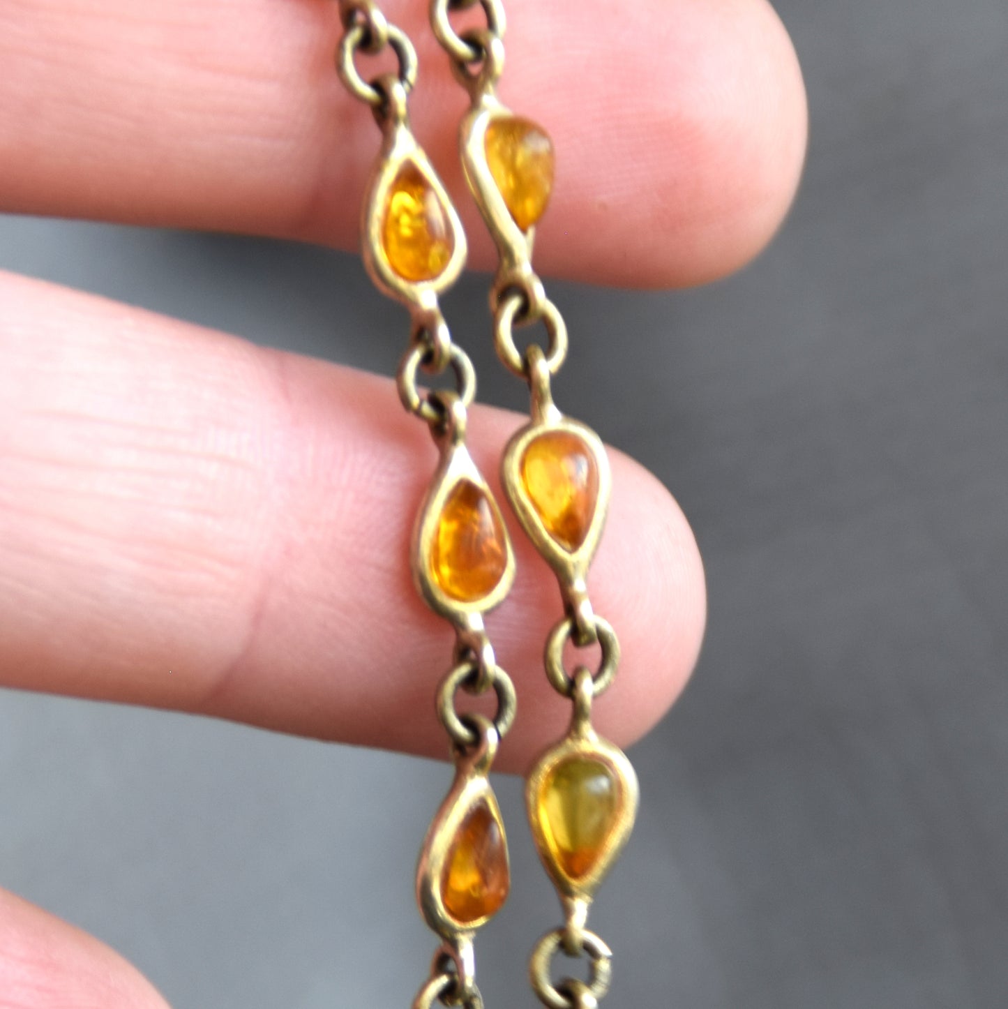 Delicato bracciale con le gocce di Ambra naturale color cognac e Argento 925 placcato in Oro 18k, MJ Baltica, BZB056