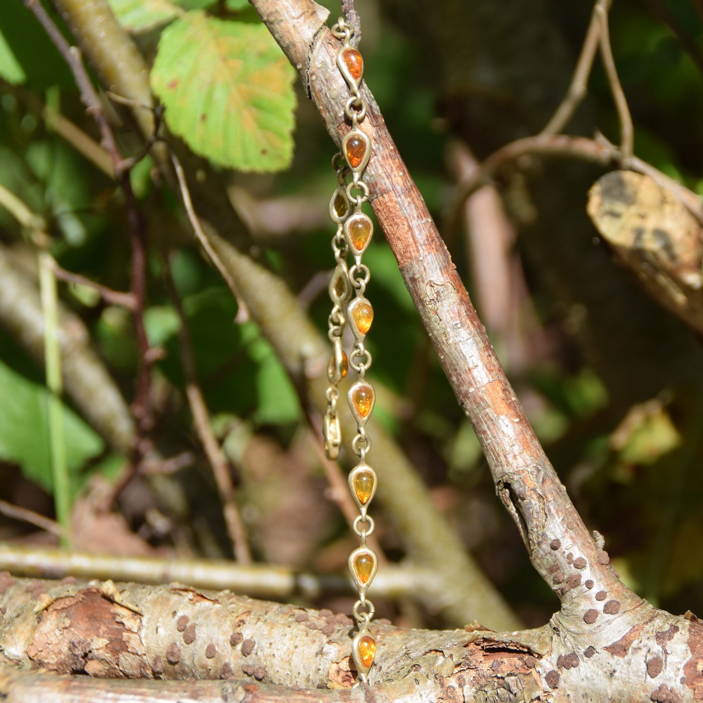 Delicato bracciale con le gocce di Ambra naturale color cognac e Argento 925 placcato in Oro 18k, MJ Baltica, BZB056