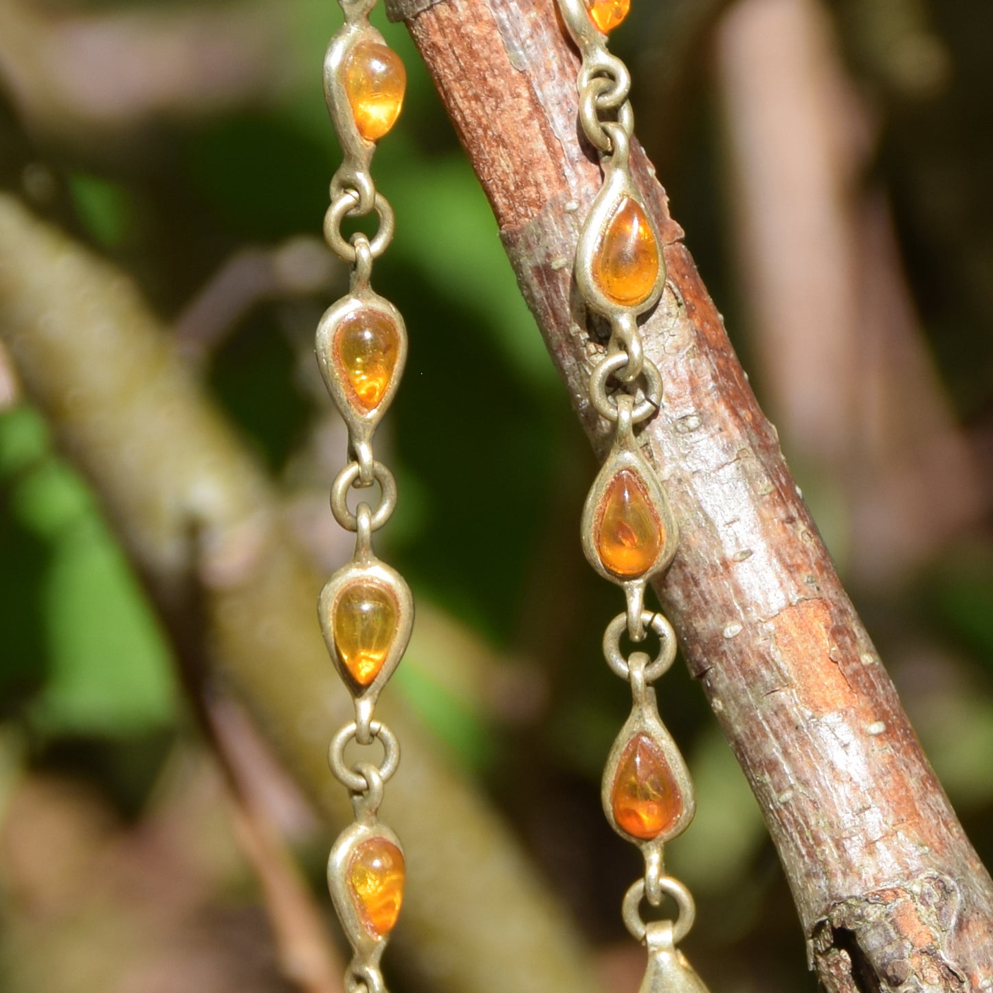 Delicato bracciale con le gocce di Ambra naturale color cognac e Argento 925 placcato in Oro 18k, MJ Baltica, BZB056