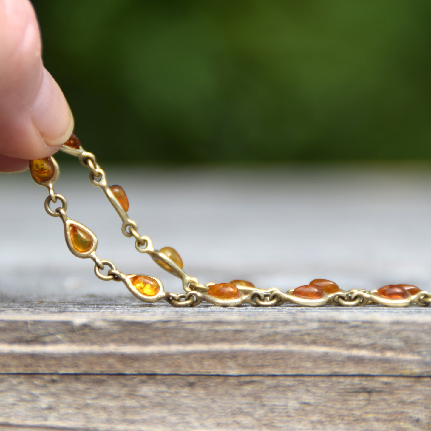 Delicato bracciale con le gocce di Ambra naturale color cognac e Argento 925 placcato in Oro 18k, MJ Baltica, BZB056