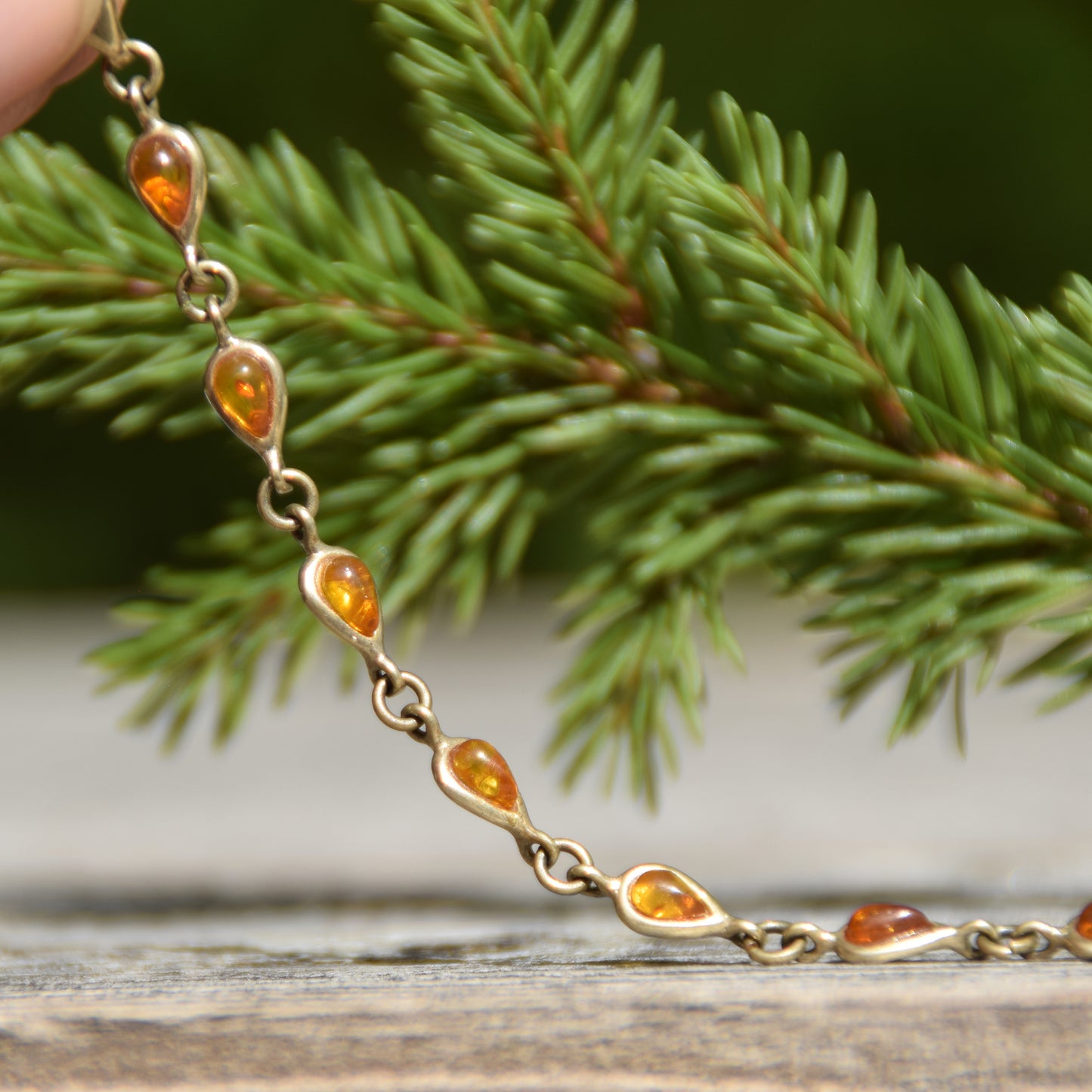 Delicato bracciale con le gocce di Ambra naturale color cognac e Argento 925 placcato in Oro 18k, MJ Baltica, BZB056