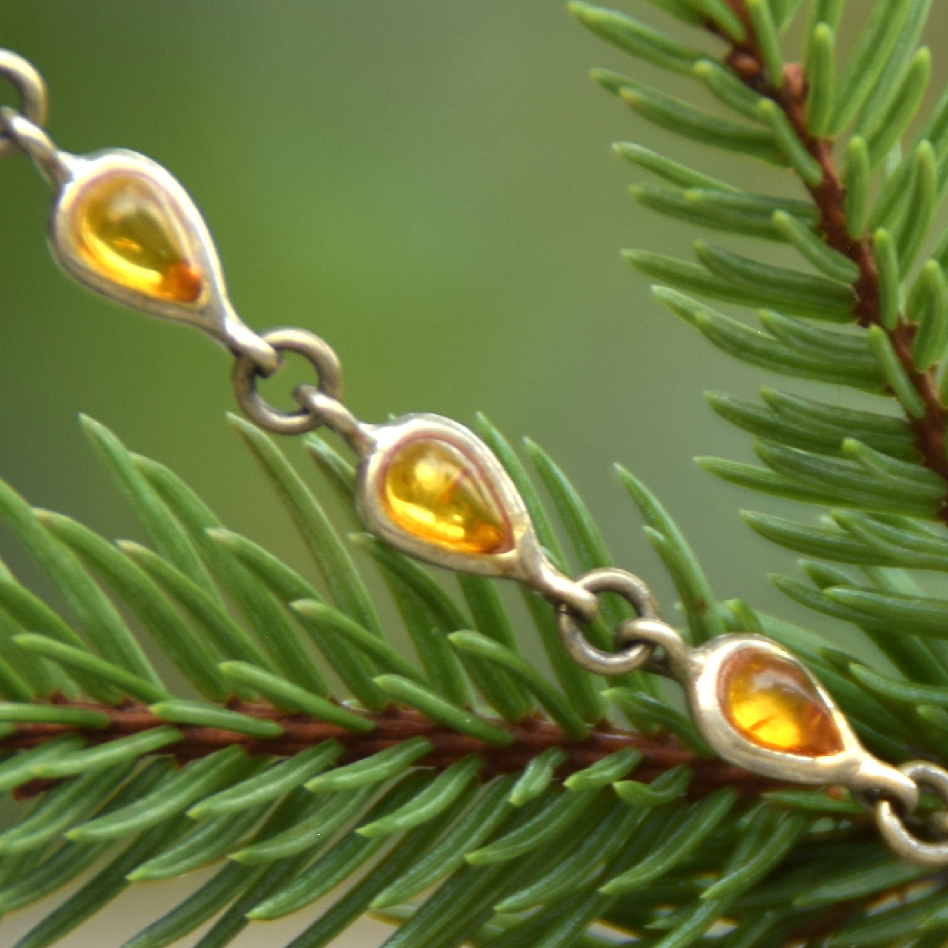 Delicato bracciale con le gocce di Ambra naturale color cognac e Argento 925 placcato in Oro 18k, MJ Baltica, BZB056