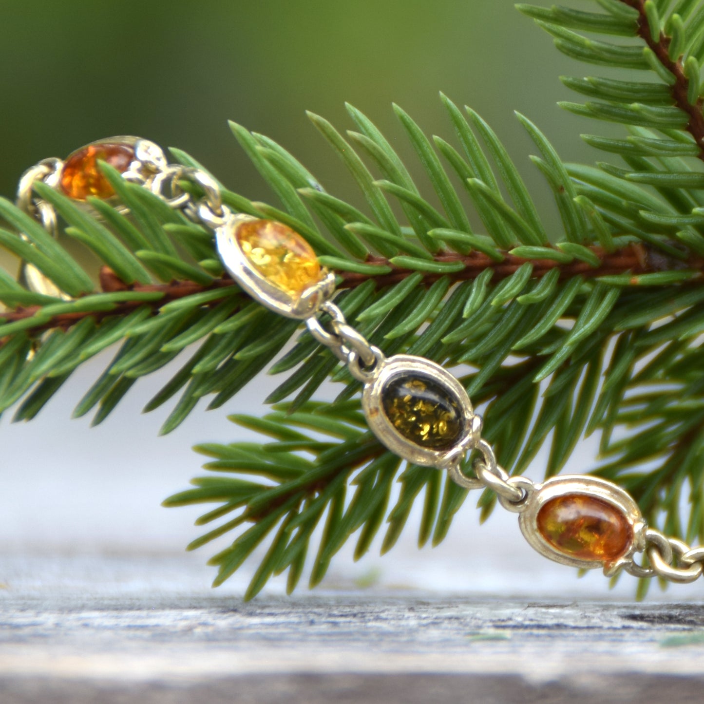 Delicate vintage-style bracelet with natural Amber in various shades and 18k Gold-plated Silver, MJ Baltica, BZB057