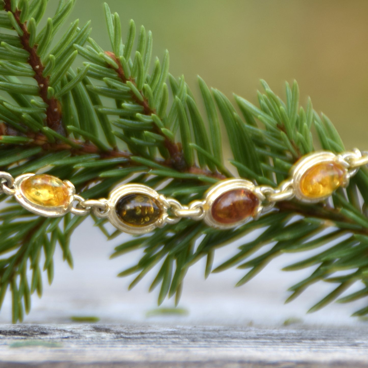 Delicate vintage-style bracelet with natural Amber in various shades and 18k Gold-plated Silver, MJ Baltica, BZB057