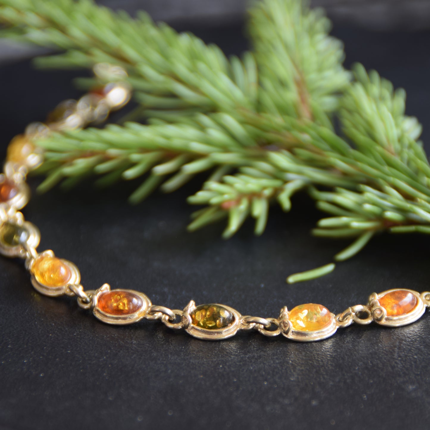 Delicate vintage-style bracelet with natural Amber in various shades and 18k Gold-plated Silver, MJ Baltica, BZB057