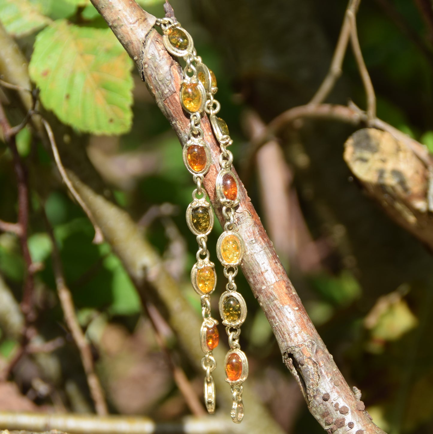 Delicate vintage-style bracelet with natural Amber in various shades and 18k Gold-plated Silver, MJ Baltica, BZB057