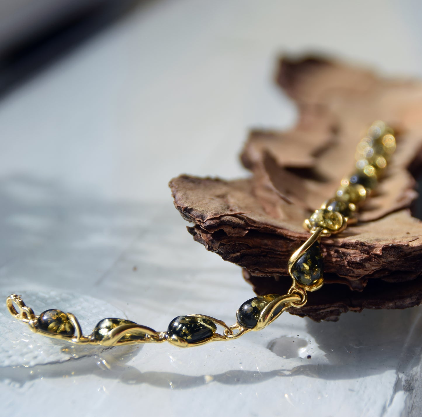 Leuchtendes Armband mit tropfenförmigen natürlichen grünen Bernsteinperlen und 18 Karat vergoldetem 925er Silber, MJ Baltica, BZB060