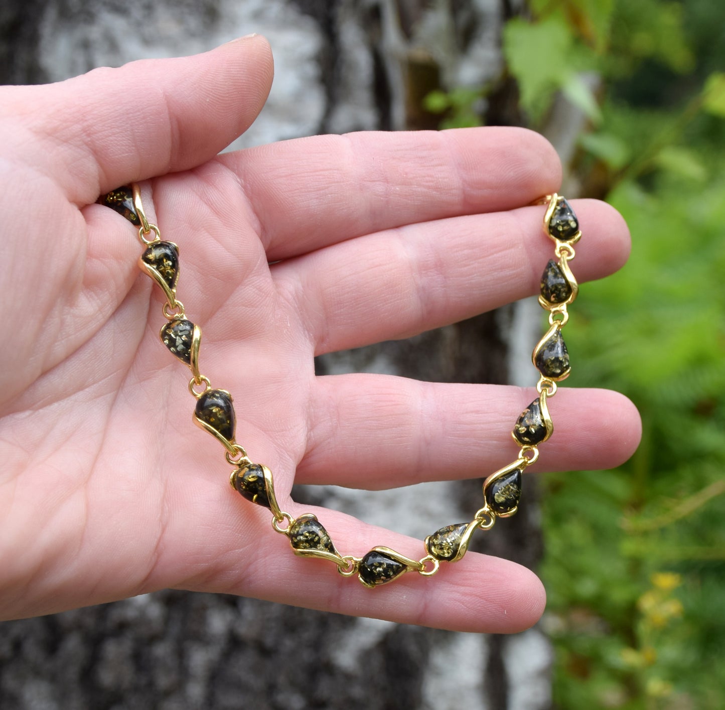 Leuchtendes Armband mit tropfenförmigen natürlichen grünen Bernsteinperlen und 18 Karat vergoldetem 925er Silber, MJ Baltica, BZB060