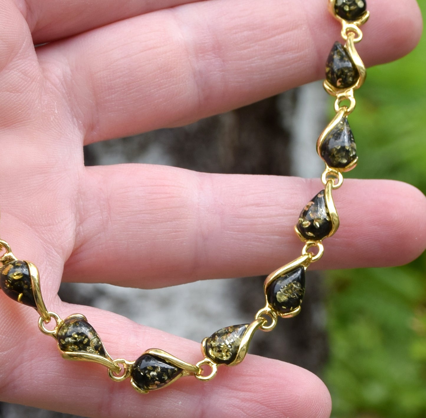 Leuchtendes Armband mit tropfenförmigen natürlichen grünen Bernsteinperlen und 18 Karat vergoldetem 925er Silber, MJ Baltica, BZB060