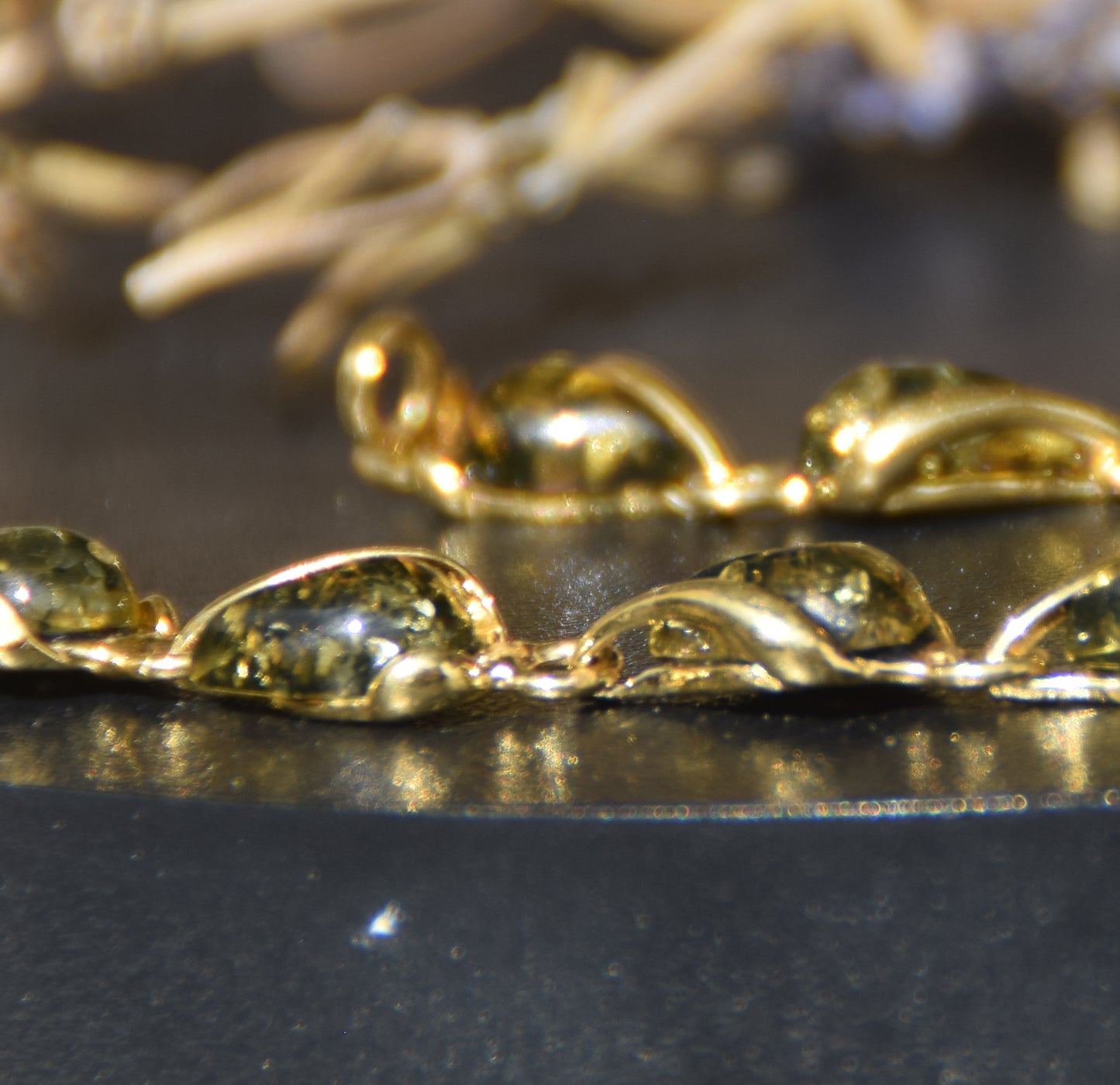 Leuchtendes Armband mit tropfenförmigen natürlichen grünen Bernsteinperlen und 18 Karat vergoldetem 925er Silber, MJ Baltica, BZB060