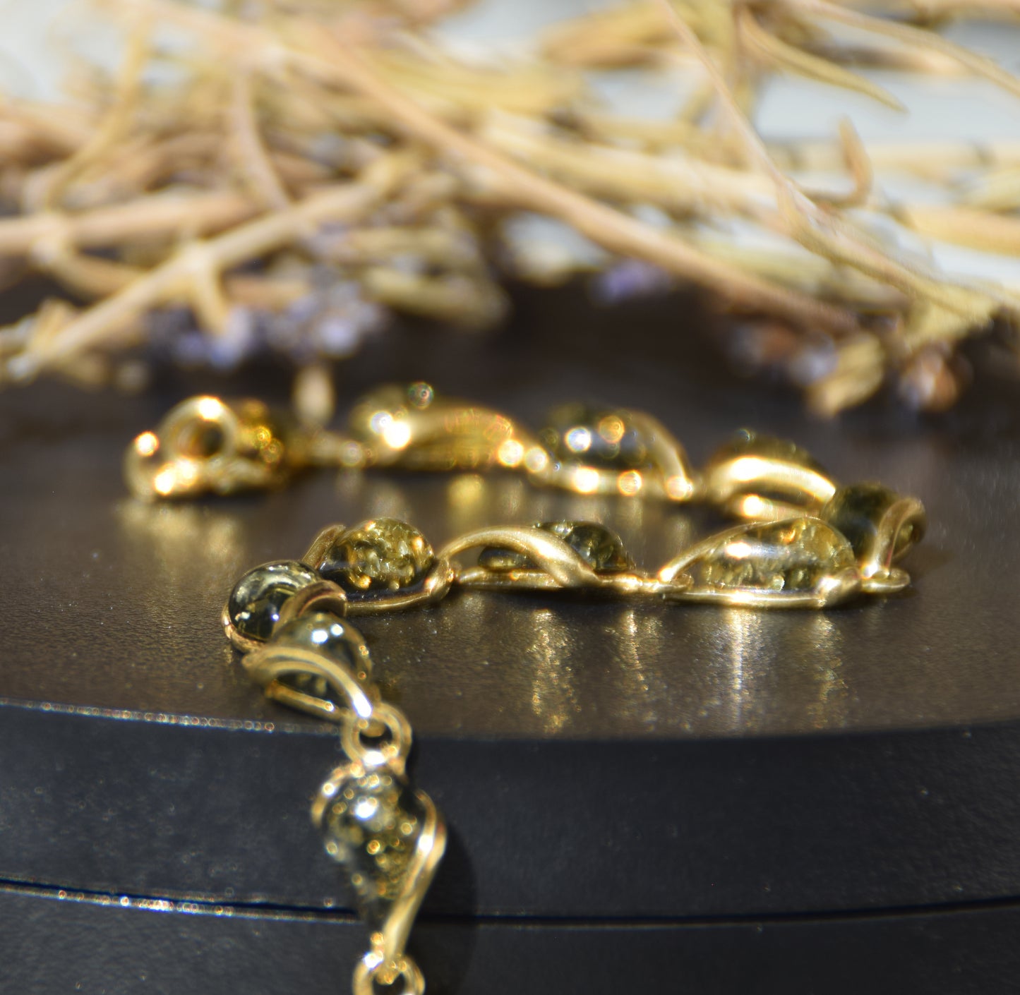 Leuchtendes Armband mit tropfenförmigen natürlichen grünen Bernsteinperlen und 18 Karat vergoldetem 925er Silber, MJ Baltica, BZB060