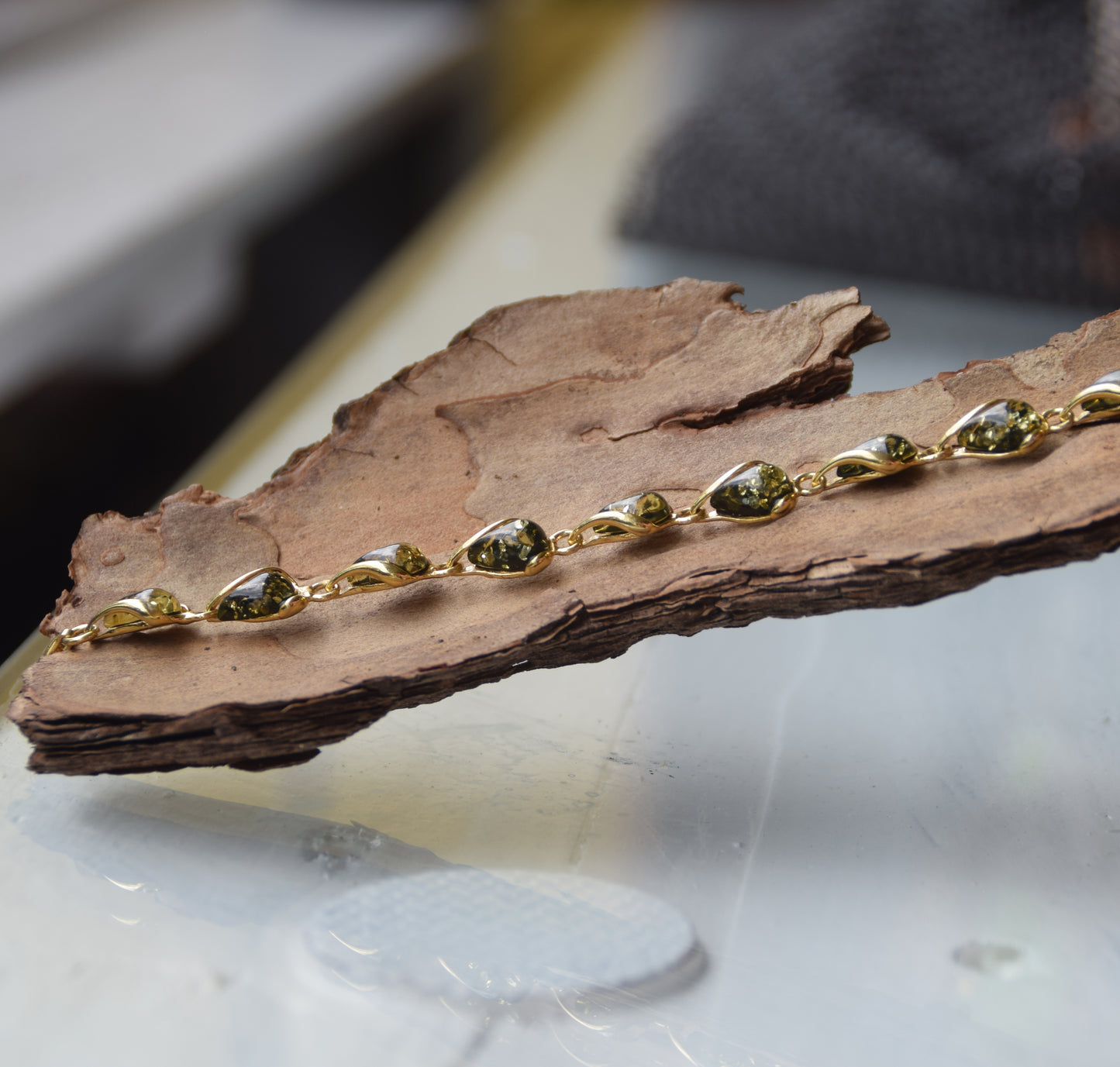 Leuchtendes Armband mit tropfenförmigen natürlichen grünen Bernsteinperlen und 18 Karat vergoldetem 925er Silber, MJ Baltica, BZB060