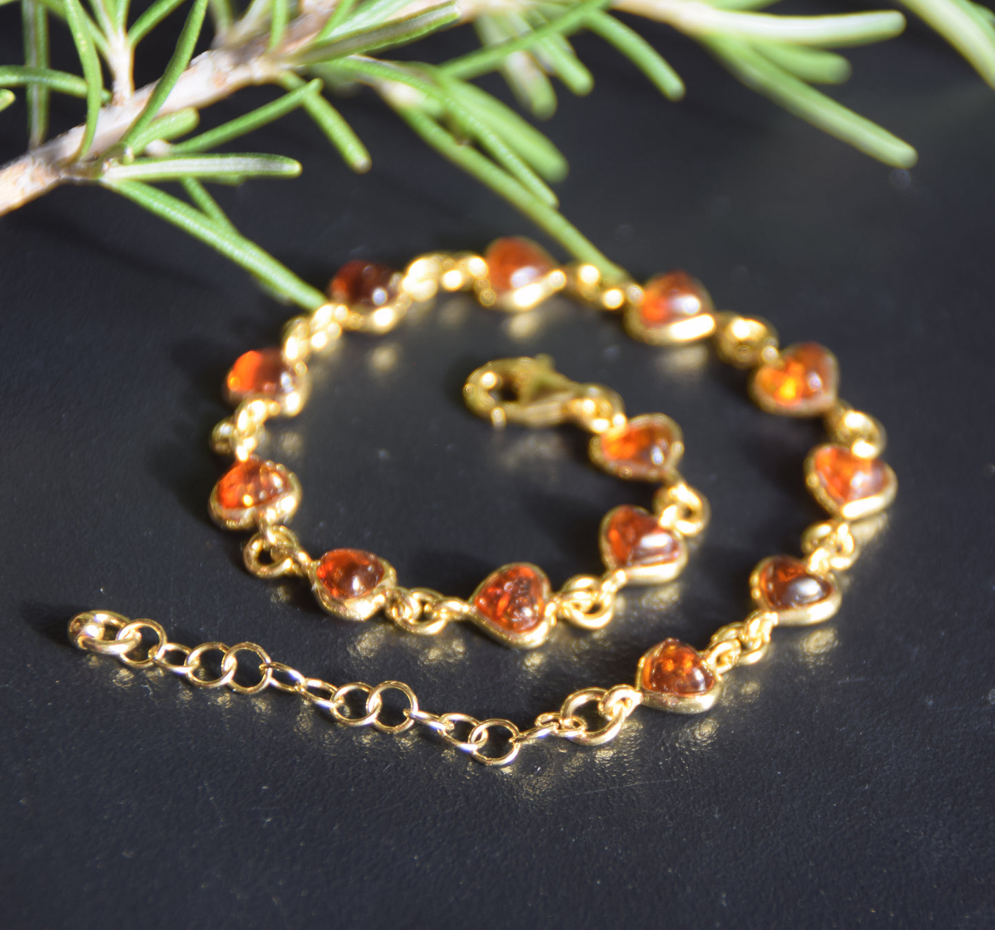 Romantisches Armband mit Herzkette aus cognacfarbenem Naturbernstein und 18 Karat vergoldetem 925er Silber, MJ Baltica, BZB061