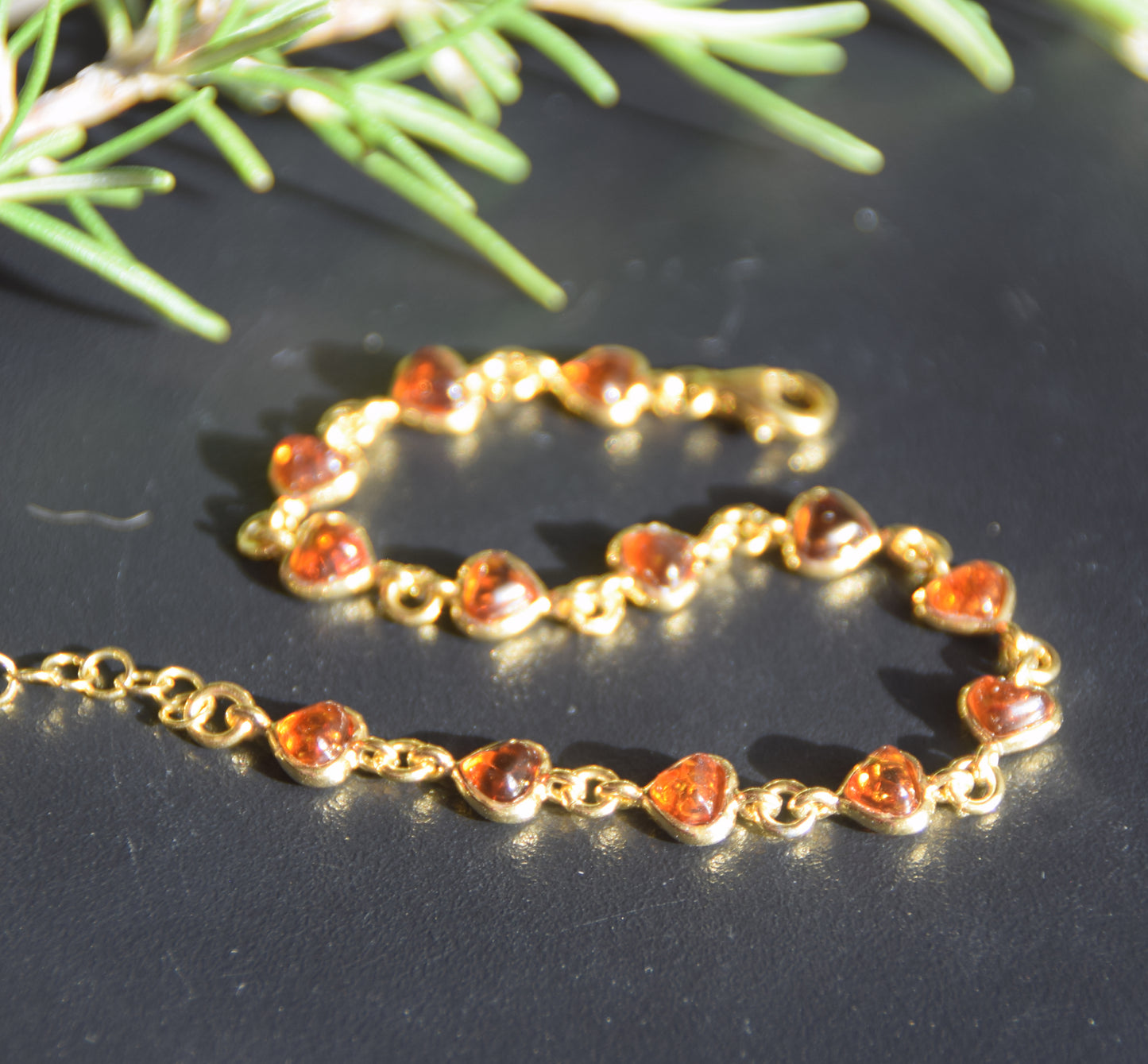 Romantisches Armband mit Herzkette aus cognacfarbenem Naturbernstein und 18 Karat vergoldetem 925er Silber, MJ Baltica, BZB061