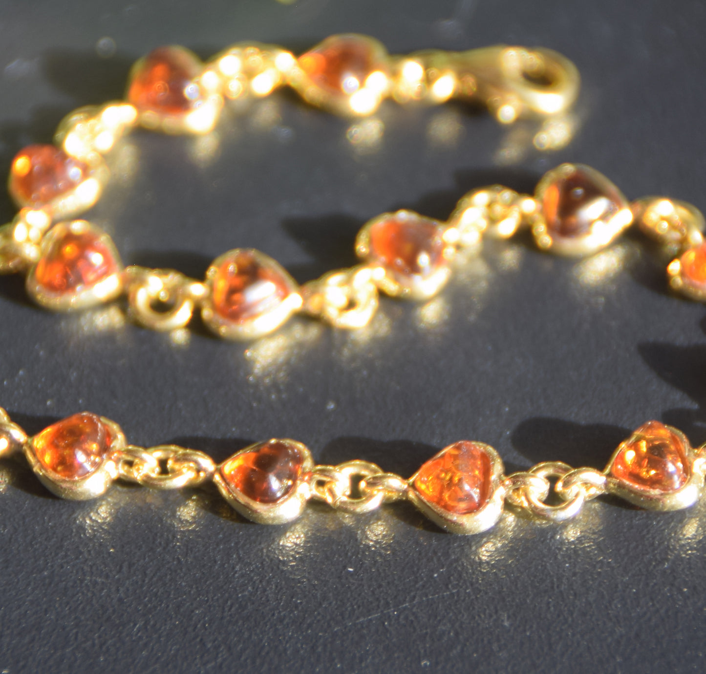Romantisches Armband mit Herzkette aus cognacfarbenem Naturbernstein und 18 Karat vergoldetem 925er Silber, MJ Baltica, BZB061