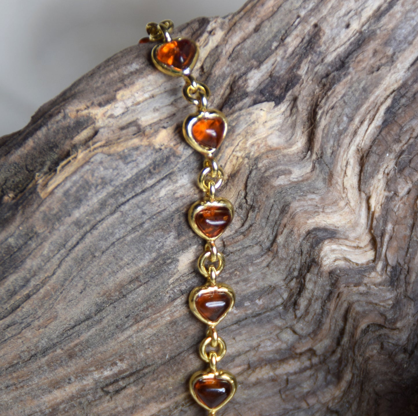 Romantisches Armband mit Herzkette aus cognacfarbenem Naturbernstein und 18 Karat vergoldetem 925er Silber, MJ Baltica, BZB061