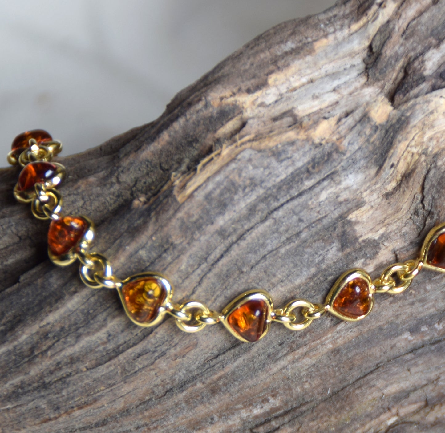 Romantisches Armband mit Herzkette aus cognacfarbenem Naturbernstein und 18 Karat vergoldetem 925er Silber, MJ Baltica, BZB061