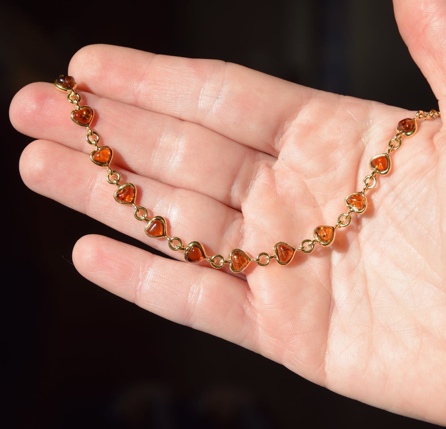 Romantisches Armband mit Herzkette aus cognacfarbenem Naturbernstein und 18 Karat vergoldetem 925er Silber, MJ Baltica, BZB061