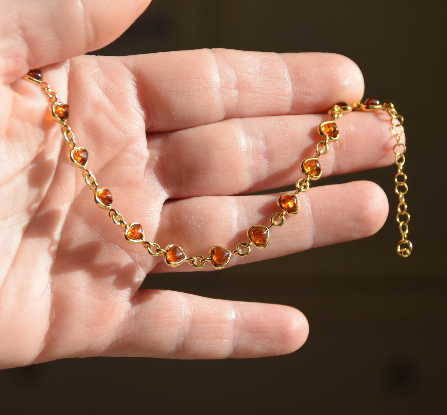 Romantisches Armband mit Herzkette aus cognacfarbenem Naturbernstein und 18 Karat vergoldetem 925er Silber, MJ Baltica, BZB061