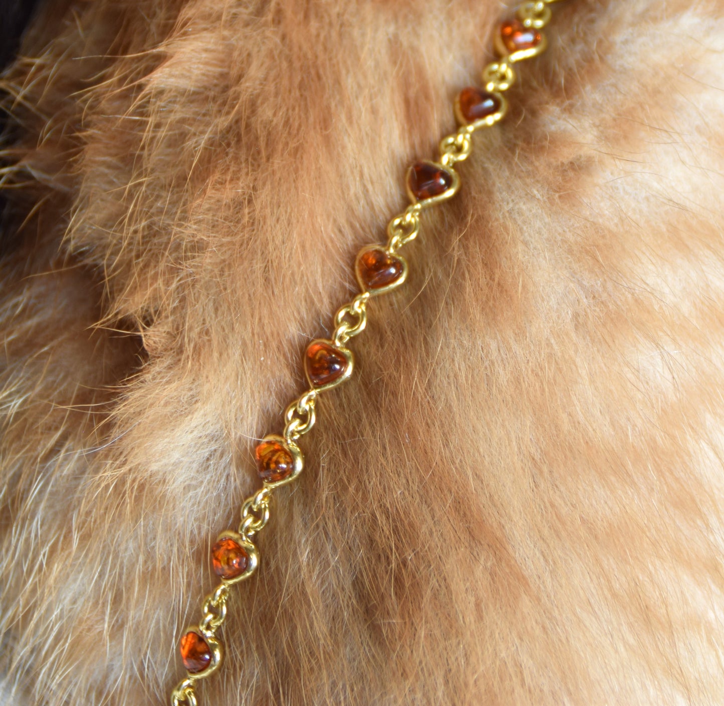Romantisches Armband mit Herzkette aus cognacfarbenem Naturbernstein und 18 Karat vergoldetem 925er Silber, MJ Baltica, BZB061