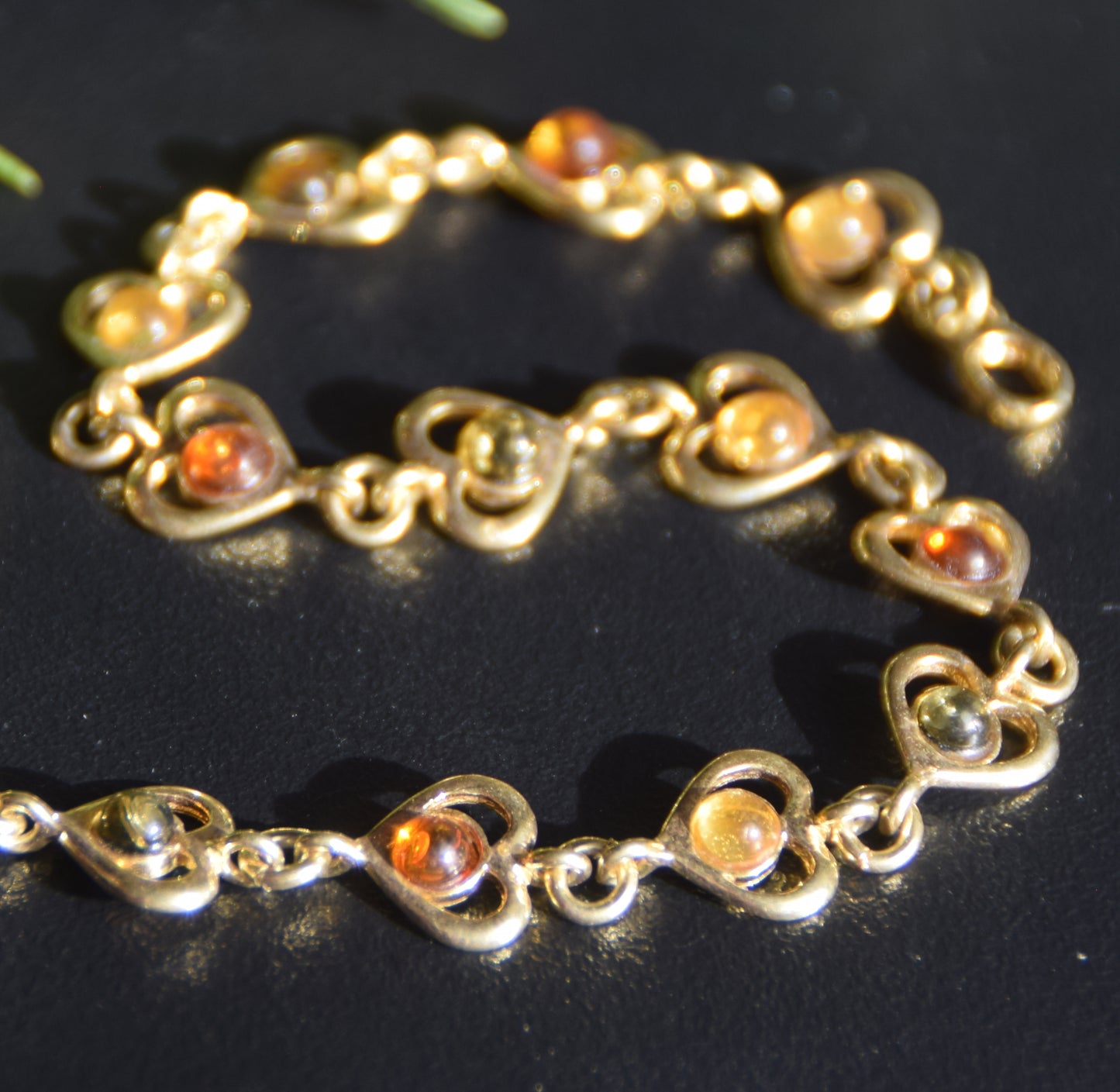 Romantisches Armband mit Herzen aus Naturbernstein in verschiedenen Farbtönen und 18 Karat vergoldetem 925er Silber, MJ Baltica, BZB065