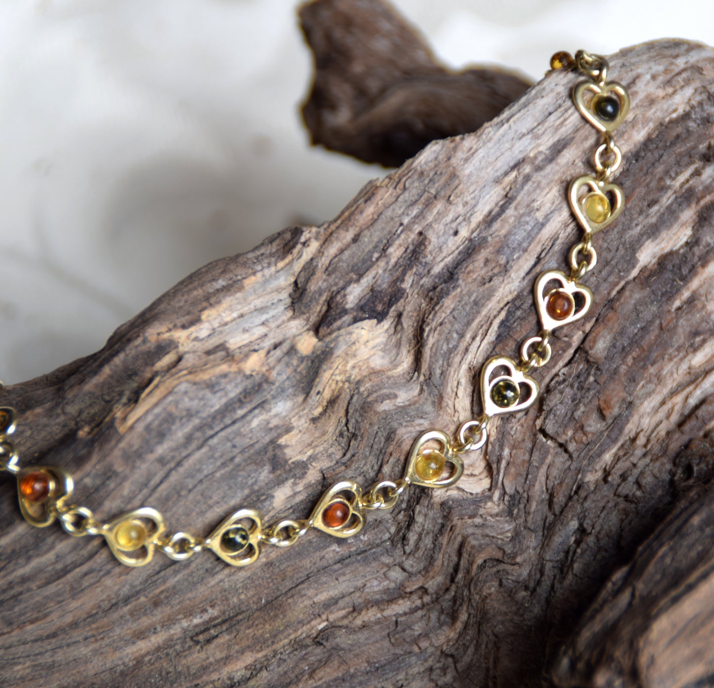 Romantisches Armband mit Herzen aus Naturbernstein in verschiedenen Farbtönen und 18 Karat vergoldetem 925er Silber, MJ Baltica, BZB065