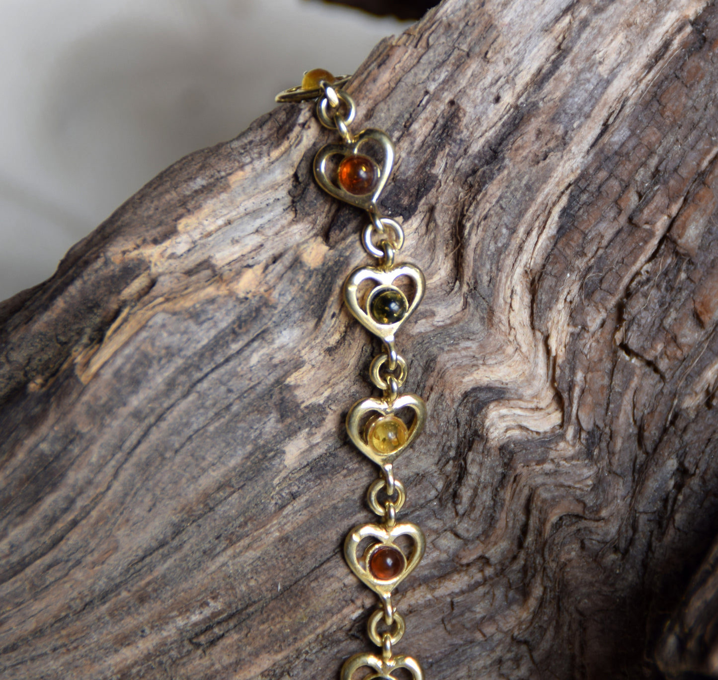 Romantisches Armband mit Herzen aus Naturbernstein in verschiedenen Farbtönen und 18 Karat vergoldetem 925er Silber, MJ Baltica, BZB065