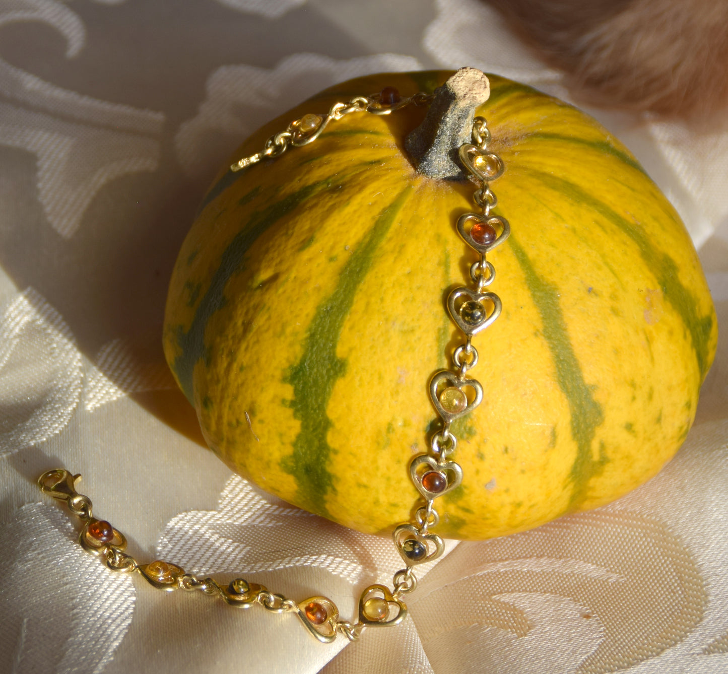 Romantisches Armband mit Herzen aus Naturbernstein in verschiedenen Farbtönen und 18 Karat vergoldetem 925er Silber, MJ Baltica, BZB065