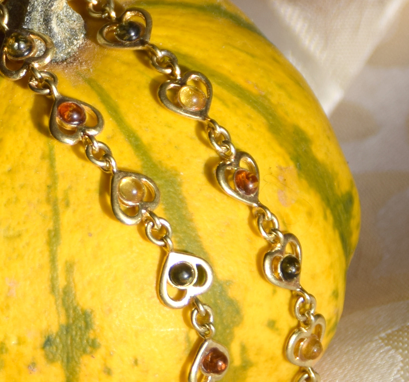Romantisches Armband mit Herzen aus Naturbernstein in verschiedenen Farbtönen und 18 Karat vergoldetem 925er Silber, MJ Baltica, BZB065