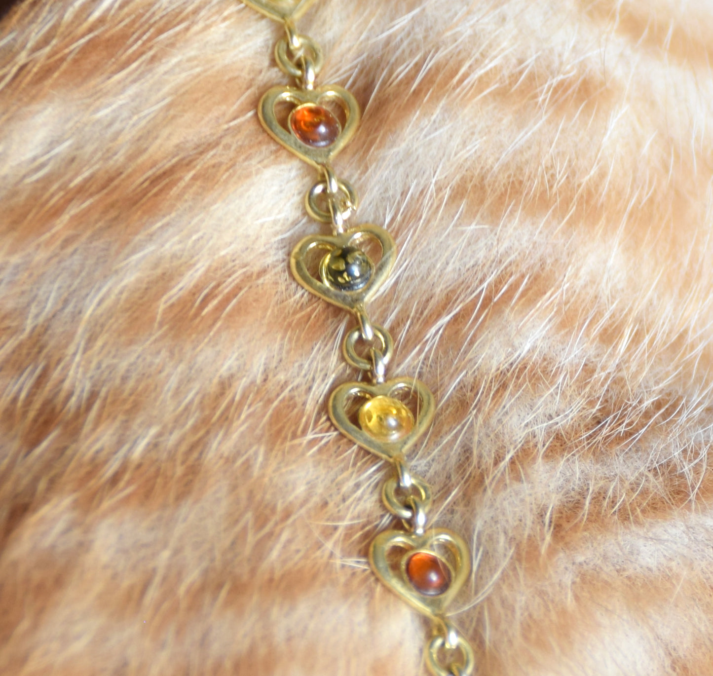 Romantisches Armband mit Herzen aus Naturbernstein in verschiedenen Farbtönen und 18 Karat vergoldetem 925er Silber, MJ Baltica, BZB065