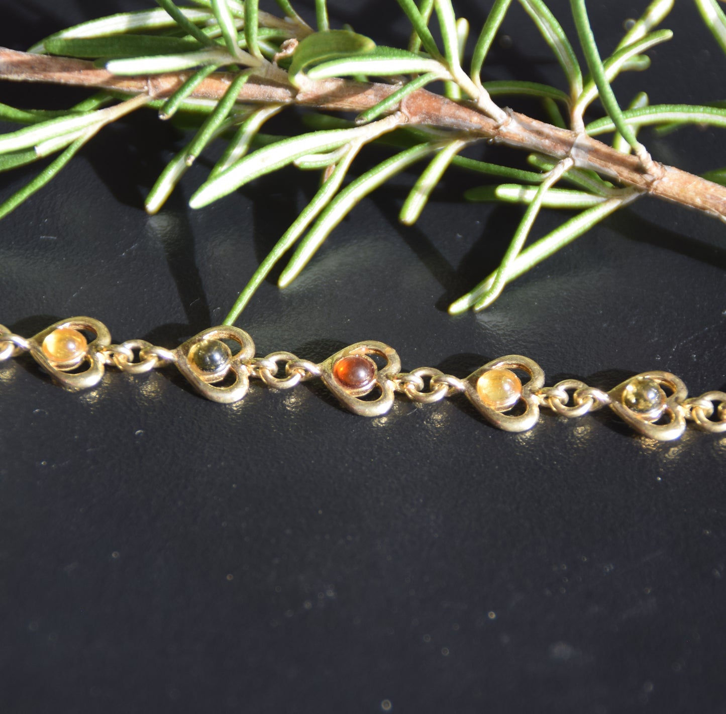 Romantisches Armband mit Herzen aus Naturbernstein in verschiedenen Farbtönen und 18 Karat vergoldetem 925er Silber, MJ Baltica, BZB065