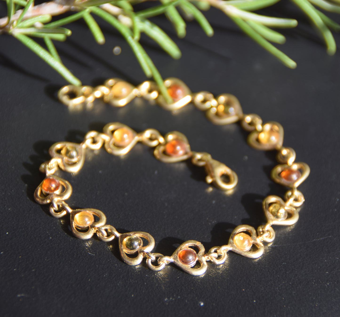 Romantisches Armband mit Herzen aus Naturbernstein in verschiedenen Farbtönen und 18 Karat vergoldetem 925er Silber, MJ Baltica, BZB065