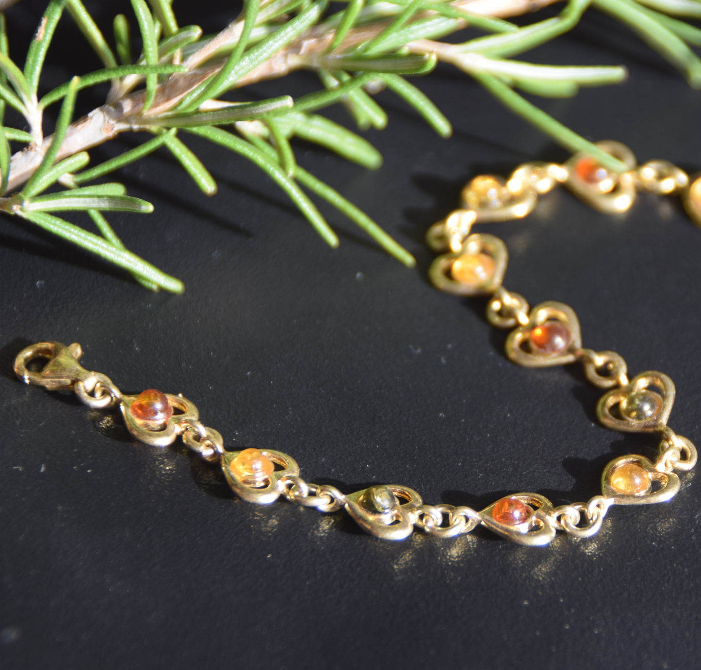 Romantisches Armband mit Herzen aus Naturbernstein in verschiedenen Farbtönen und 18 Karat vergoldetem 925er Silber, MJ Baltica, BZB065