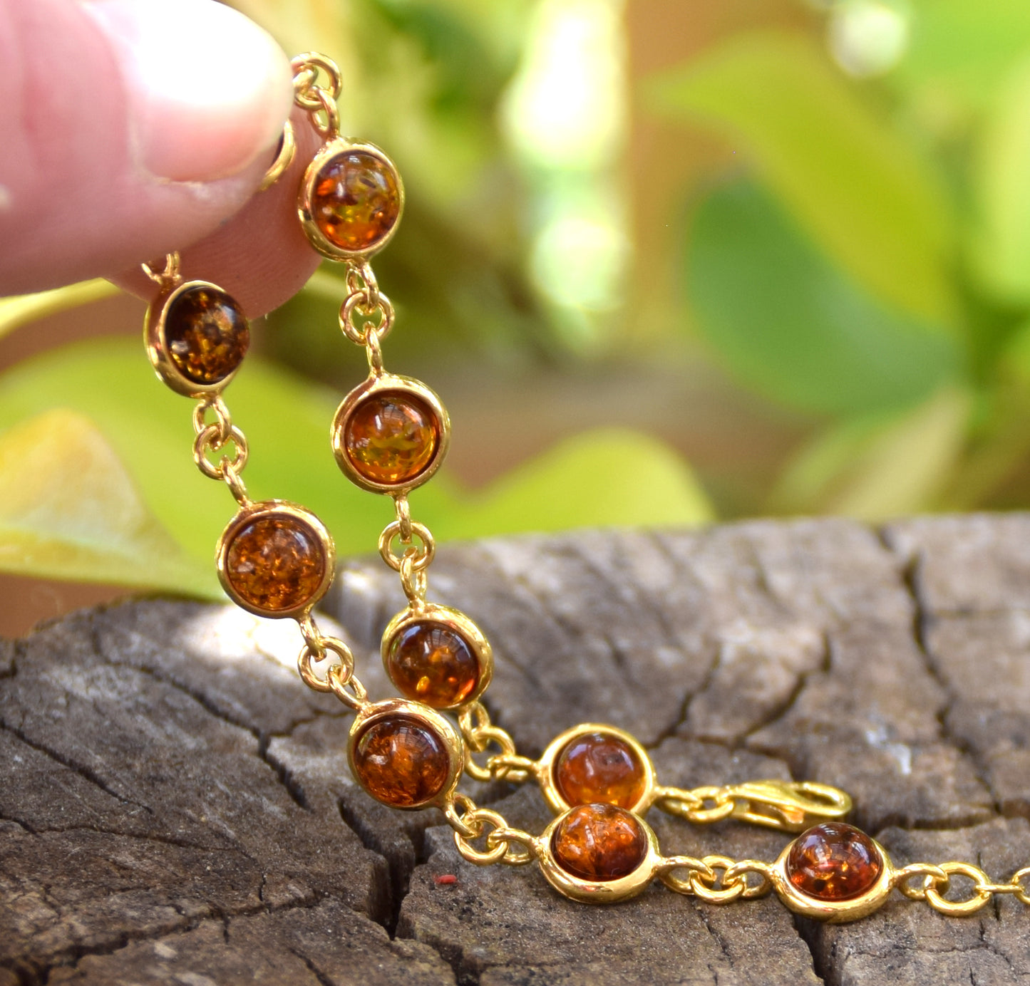 Luminoso bracciale in stile essenziale con Ambra naturale color cognac e Argento 925 placcato in Oro 18k, MJ Baltica, BZB068