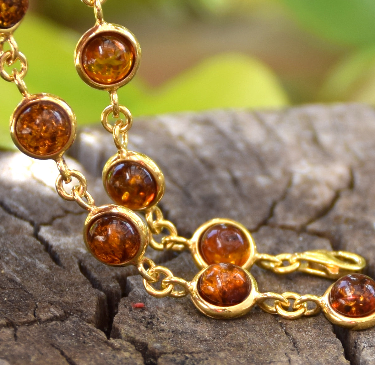 Luminoso bracciale in stile essenziale con Ambra naturale color cognac e Argento 925 placcato in Oro 18k, MJ Baltica, BZB068