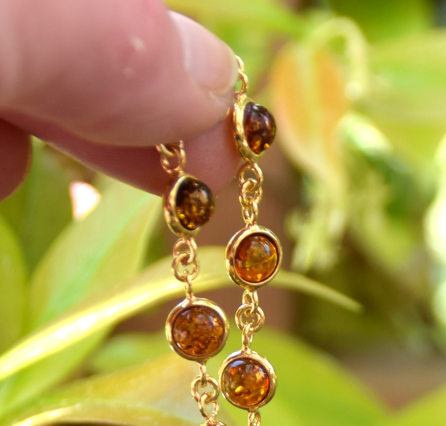 Luminoso bracciale in stile essenziale con Ambra naturale color cognac e Argento 925 placcato in Oro 18k, MJ Baltica, BZB068