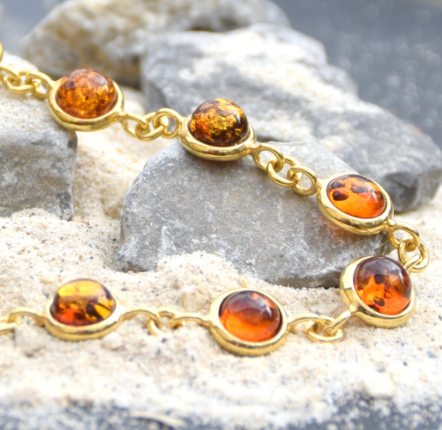 Luminoso bracciale in stile essenziale con Ambra naturale color cognac e Argento 925 placcato in Oro 18k, MJ Baltica, BZB068