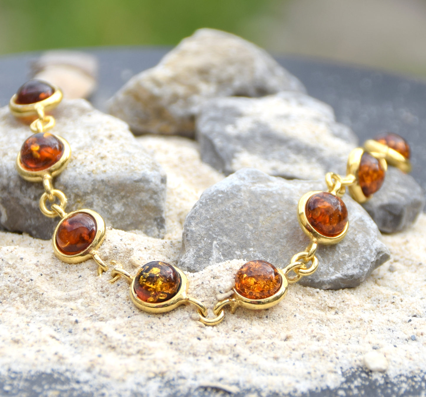 Luminoso bracciale in stile essenziale con Ambra naturale color cognac e Argento 925 placcato in Oro 18k, MJ Baltica, BZB068