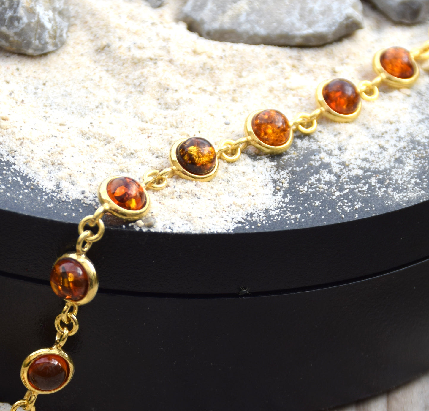 Luminoso bracciale in stile essenziale con Ambra naturale color cognac e Argento 925 placcato in Oro 18k, MJ Baltica, BZB068