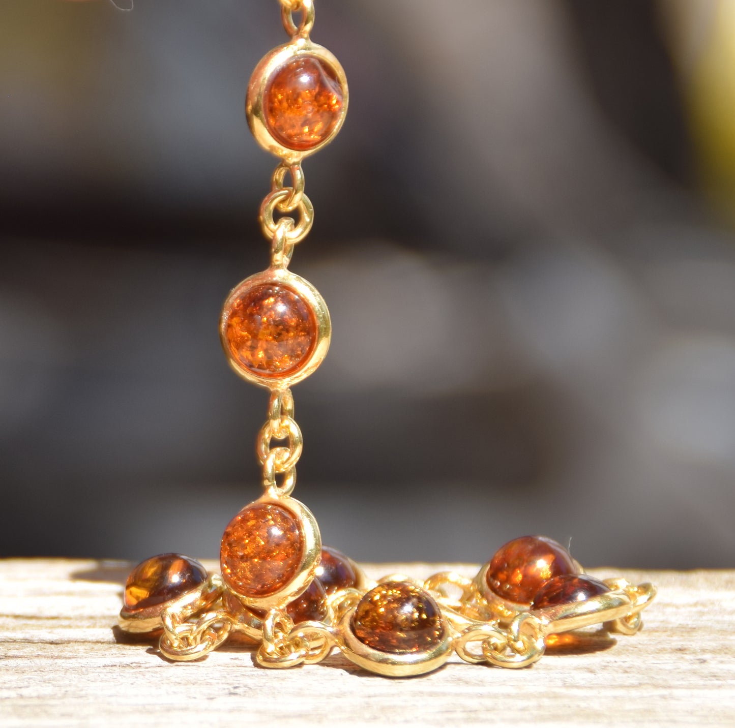 Luminoso bracciale in stile essenziale con Ambra naturale color cognac e Argento 925 placcato in Oro 18k, MJ Baltica, BZB068