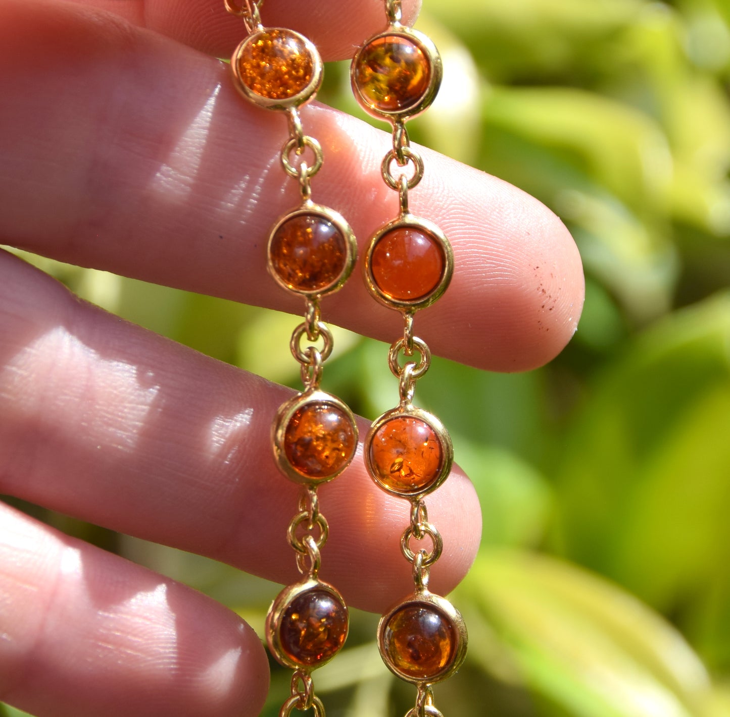 Luminoso bracciale in stile essenziale con Ambra naturale color cognac e Argento 925 placcato in Oro 18k, MJ Baltica, BZB068