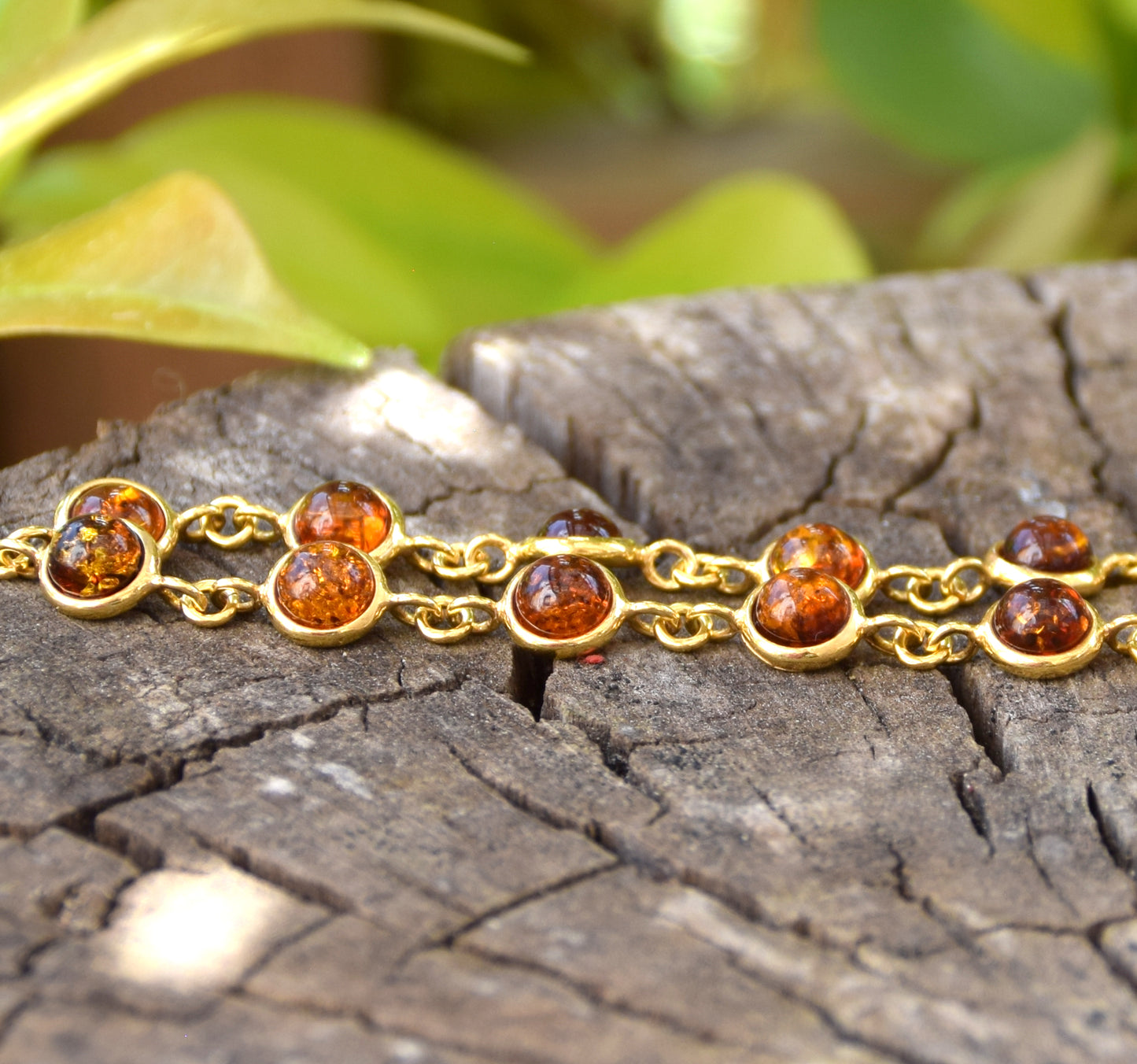 Luminoso bracciale in stile essenziale con Ambra naturale color cognac e Argento 925 placcato in Oro 18k, MJ Baltica, BZB068