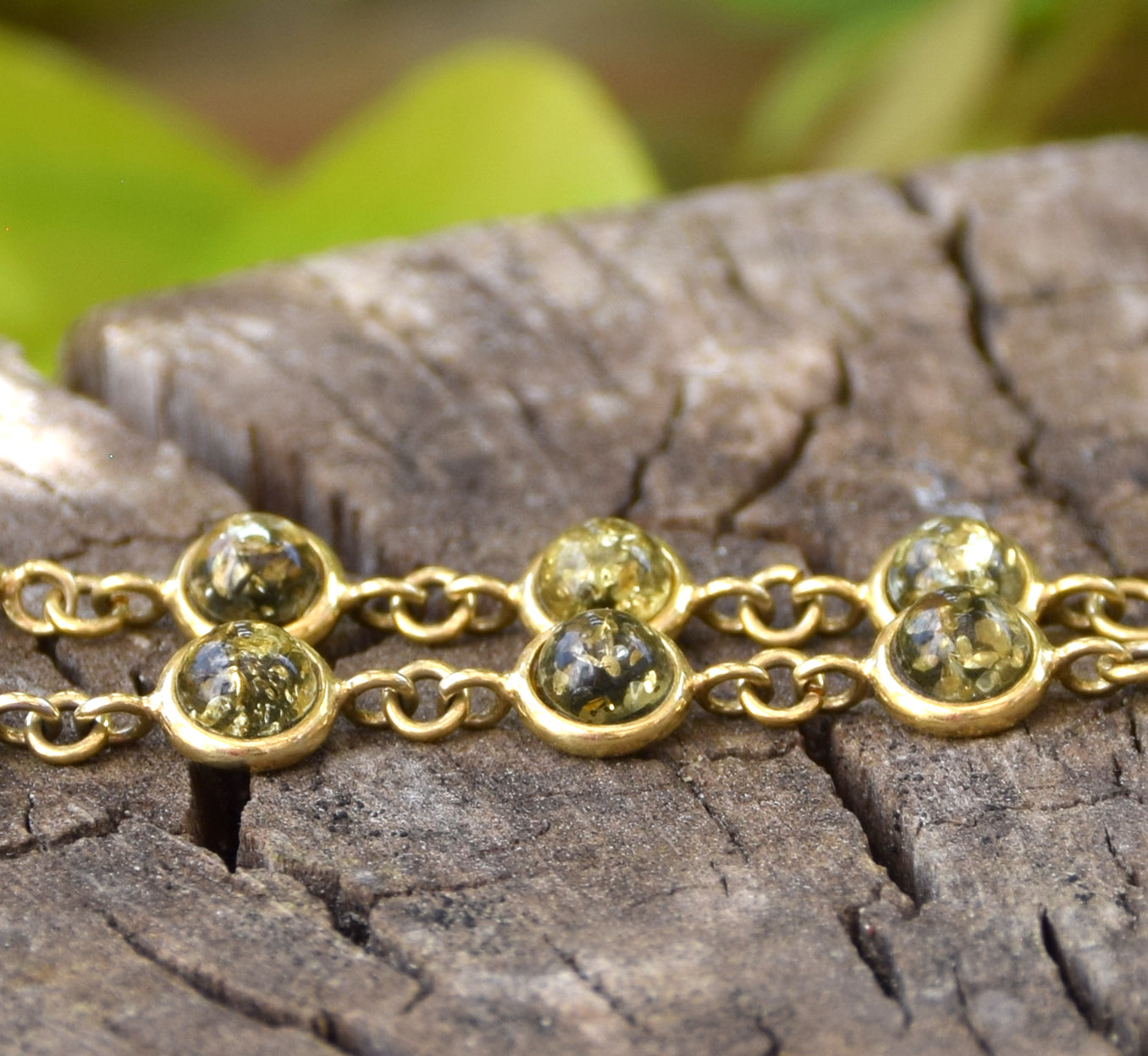 Luminoso bracciale in stile essenziale con Ambra naturale color verde e Argento 925 placcato in Oro 18k, MJ Baltica, BZB069