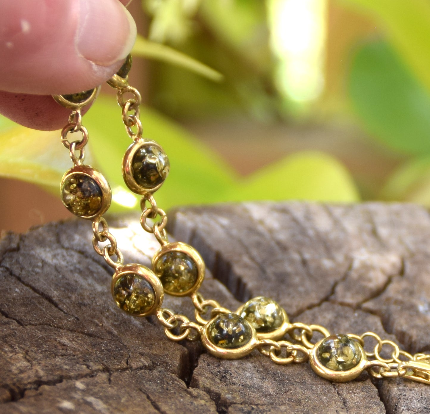 Luminoso bracciale in stile essenziale con Ambra naturale color verde e Argento 925 placcato in Oro 18k, MJ Baltica, BZB069