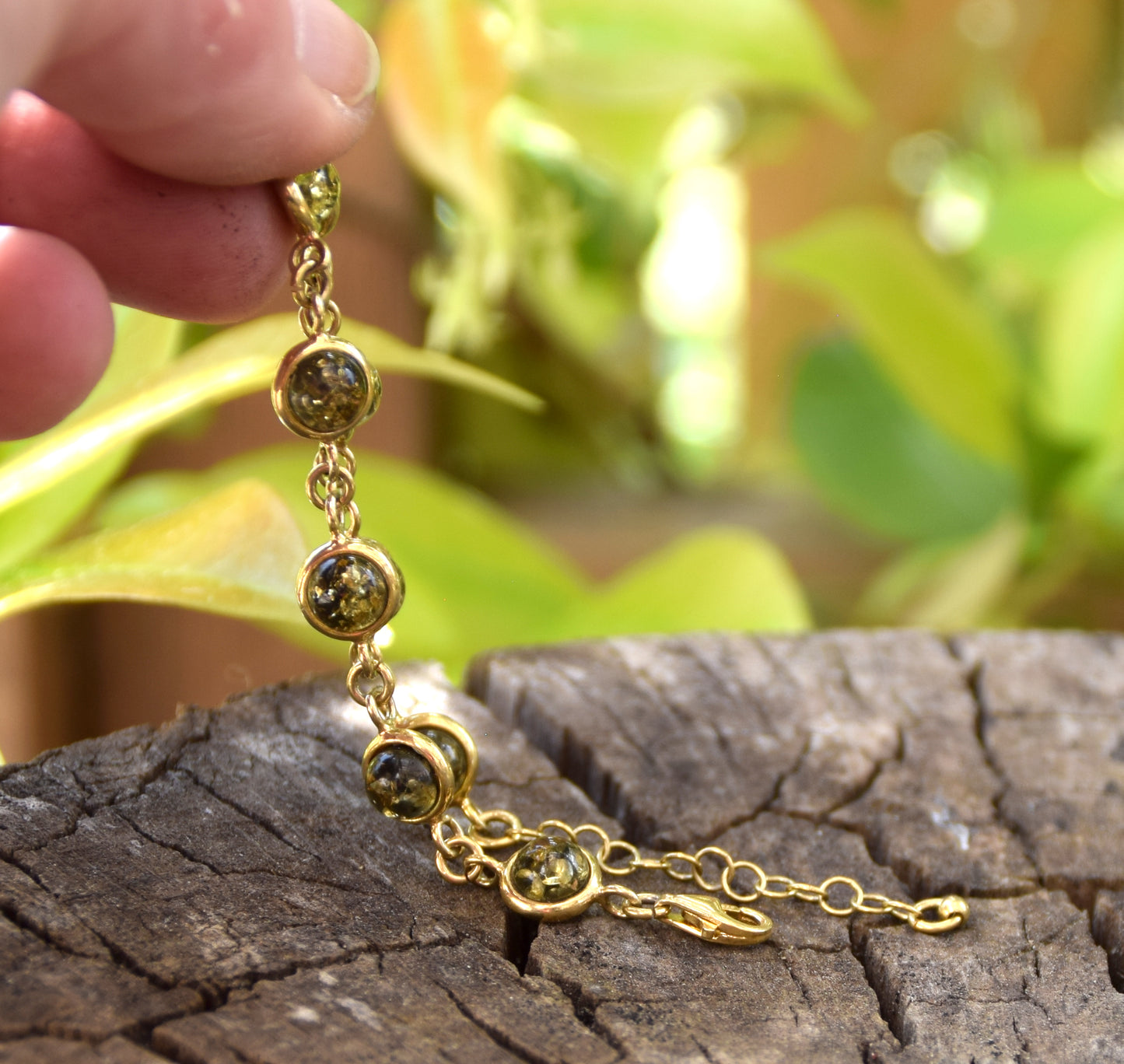 Luminoso bracciale in stile essenziale con Ambra naturale color verde e Argento 925 placcato in Oro 18k, MJ Baltica, BZB069