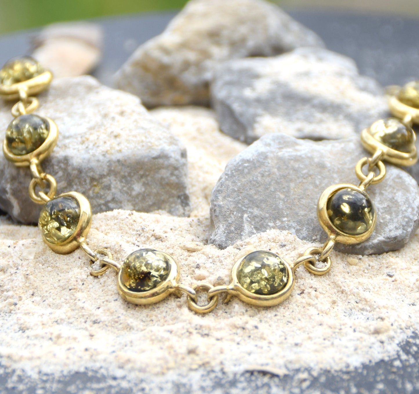 Luminoso bracciale in stile essenziale con Ambra naturale color verde e Argento 925 placcato in Oro 18k, MJ Baltica, BZB069